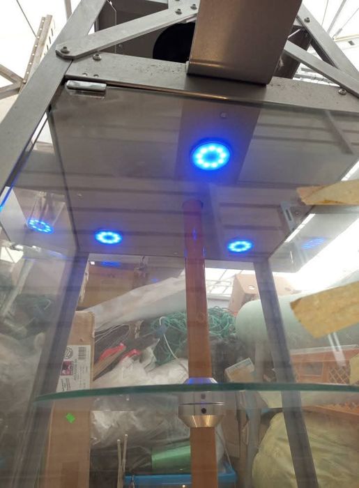 Metalowa gablota wystawowa do biura