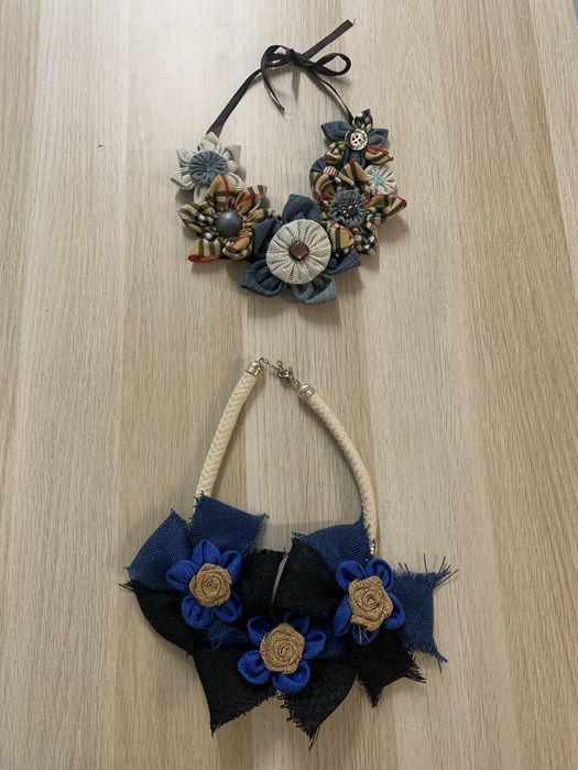 Dois colares em tecido