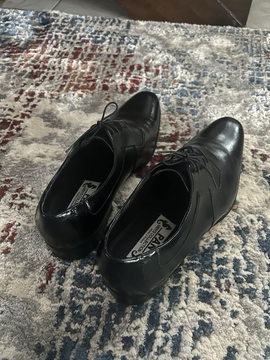 męskie skurzane pantofle lakierowane