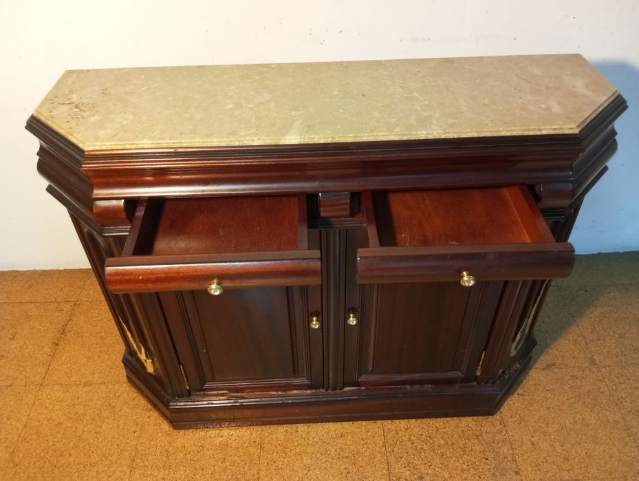 Móvel castanho com pedra de mármore