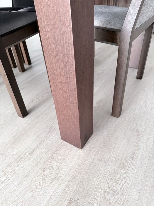 Mesa de sala com cadeiras