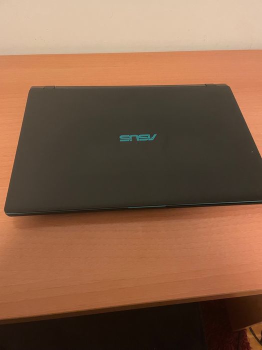 Asus A560u 8gb de RAM, ssd 256g, ryzen 5 8250u