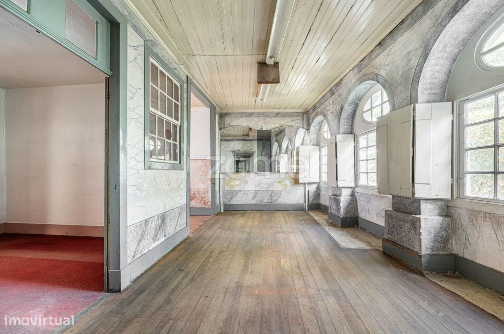 Moradia T4 com jardim e parqueamento no centro de Ovar