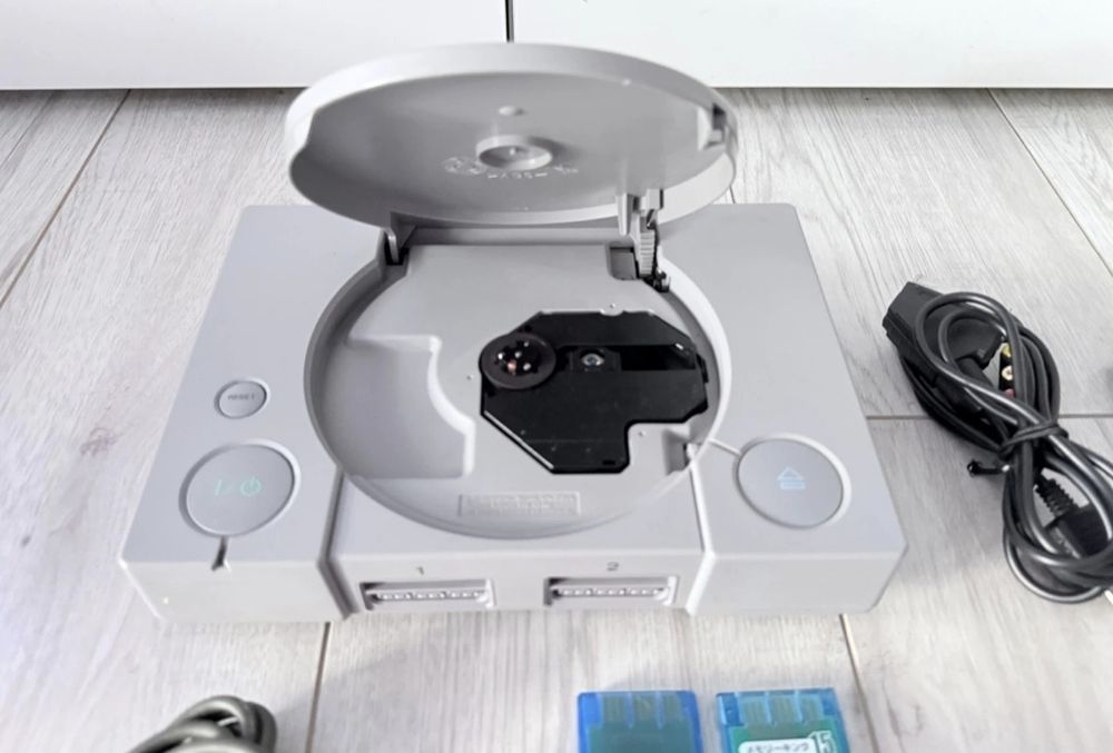 Sony PlayStation 1 PS1 PSX Pad + 2x karta pamięci
+gra