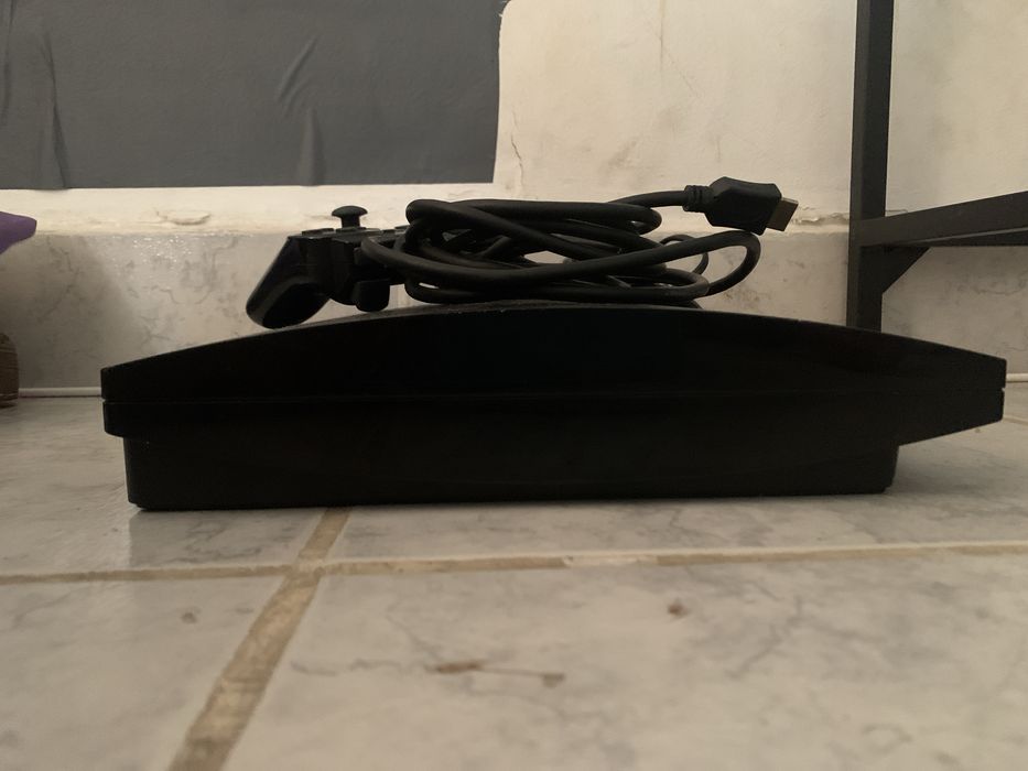 PS3 semi-nova com 1 comando e com cabos de ligação