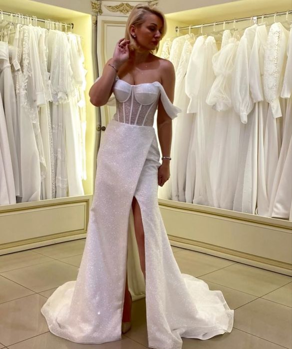 Весільна сукня з корсетним верхом та розрізом