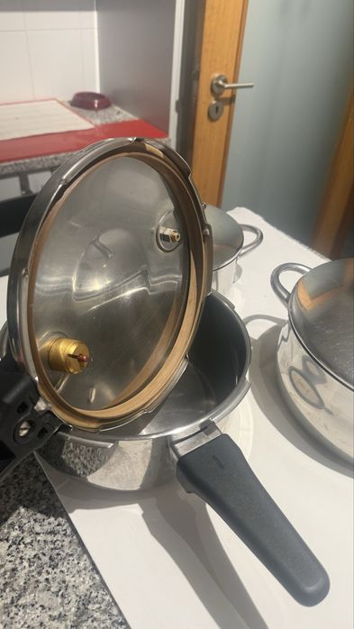Conjunto tachos e panela pressão