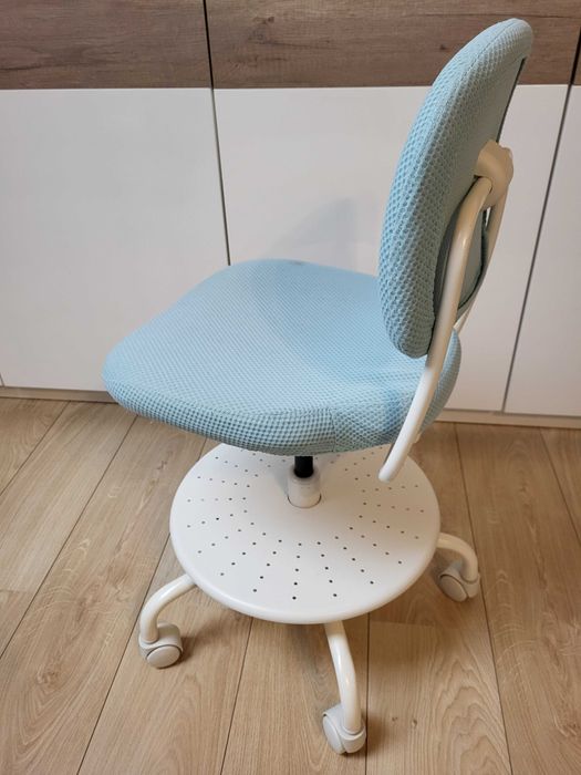 Dziecięce niebieskie krzesło do biurka