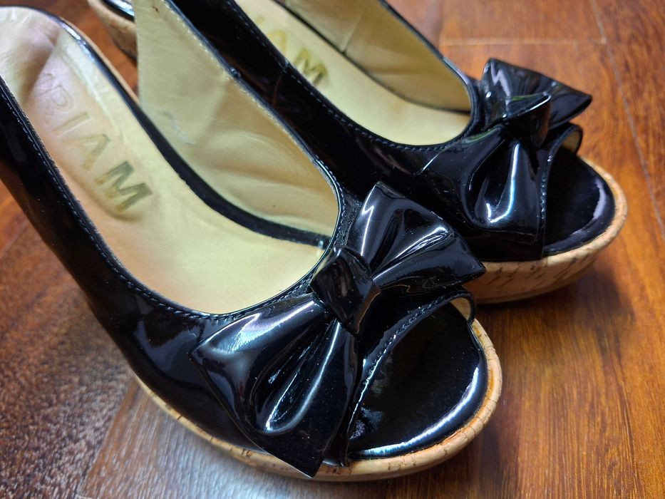 Sandálias pretas de verniz com cunha e cortiça