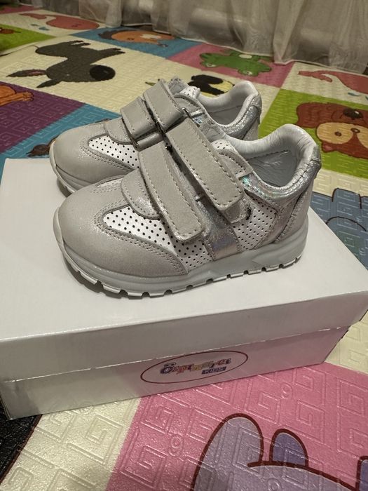 Взуття для дівчинки