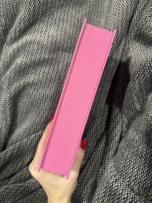 «Чарлі, кохання та кліше» Елла Мейз