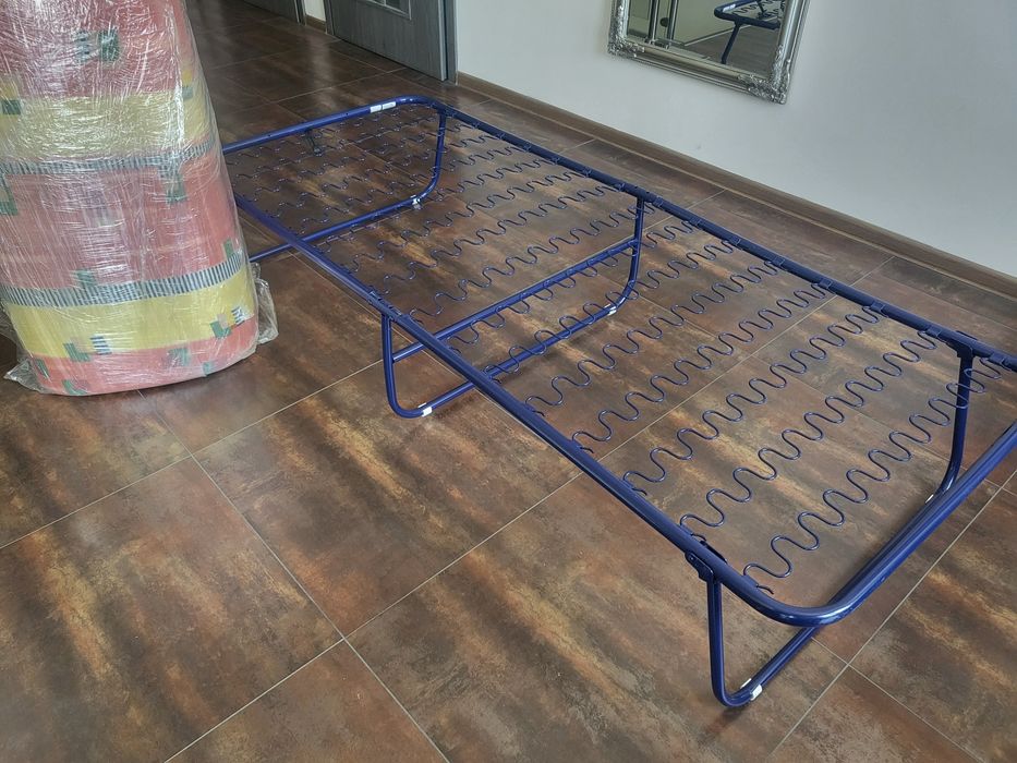 Łóżko gościnne z materacem