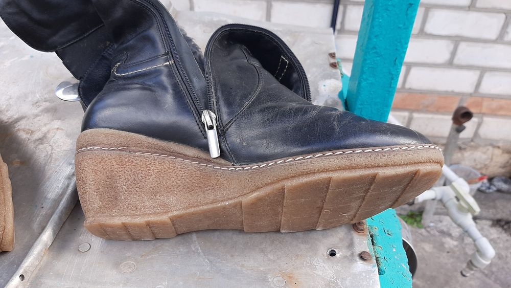 Сапожки  кожаные на танкетці.