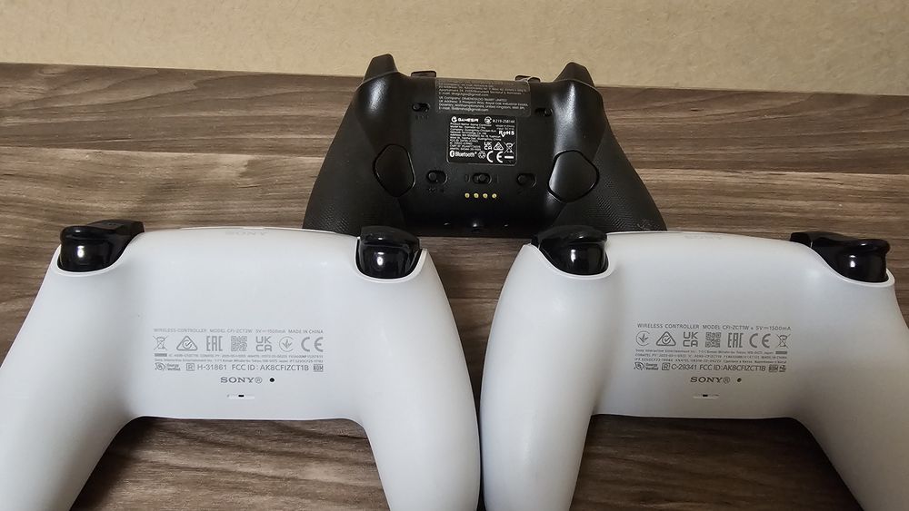 Бездротовий геймпад GameSir G7 Pro Zenless Zone Zero Edition(чорний)  та геймпад Sony DualSense Wireless Controller( білий)
