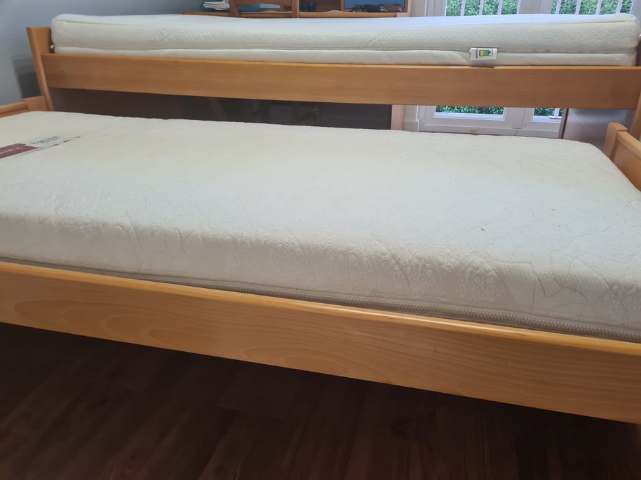 Cama dupla e secretária em Faia