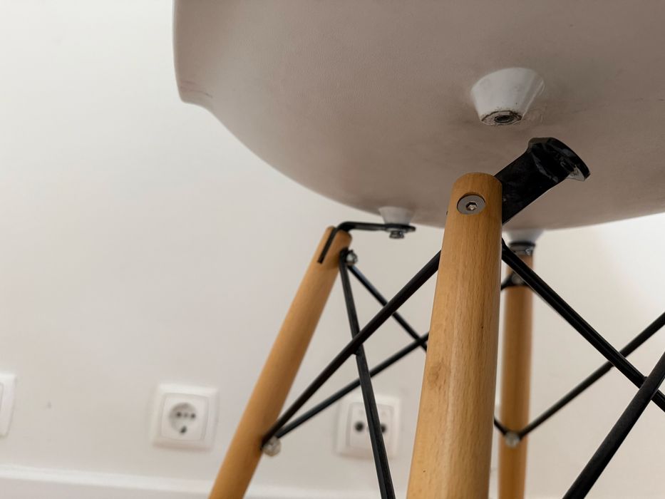 Cadeira branca gato preto usada