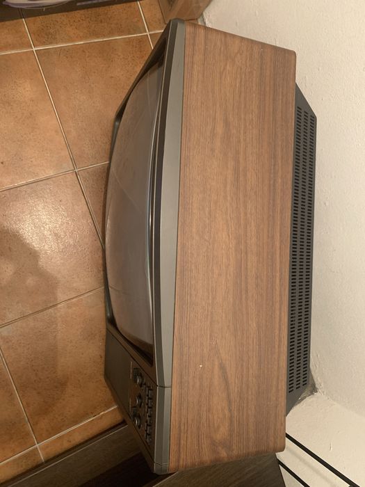 Televisão Antiga Radiola a funcionar