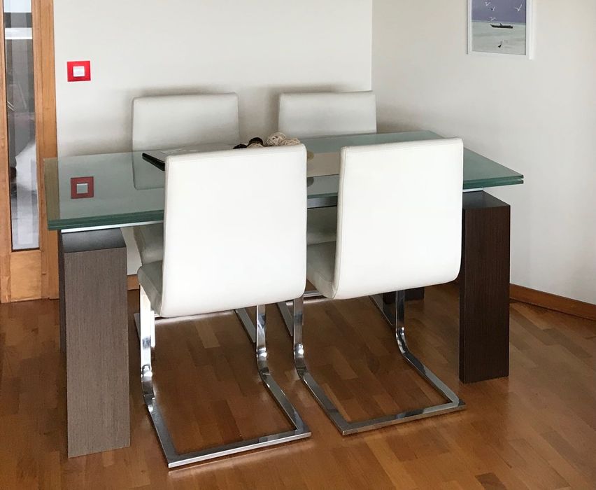 4 Cadeiras Pele Brancas (Coimbra/Montemor/Condeixa)