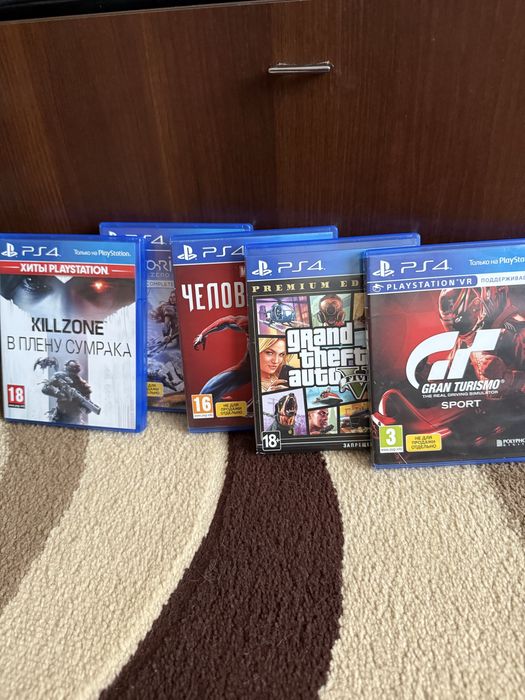 PlayStation 4 Slim 1TB + 2 джойстики + ігри