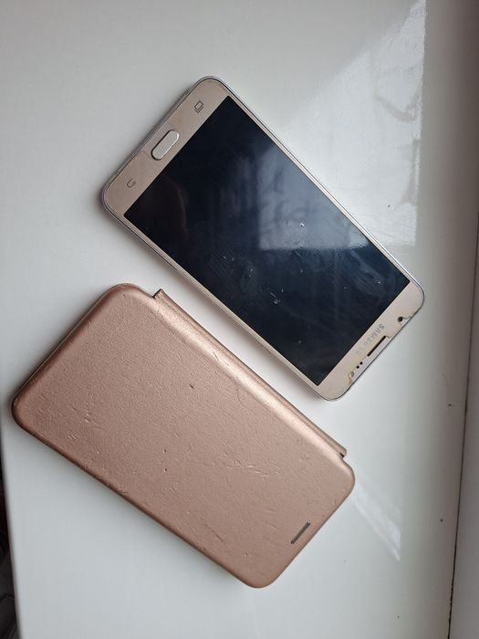 Смартфон Samsung J7