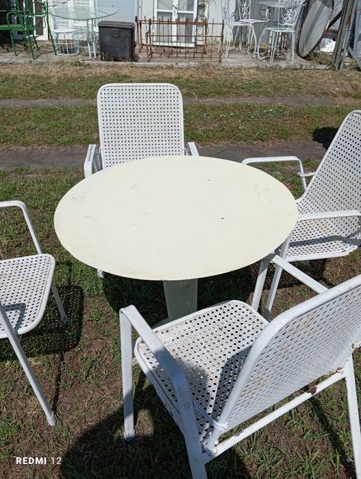 Mesa de ferro e cadeiras