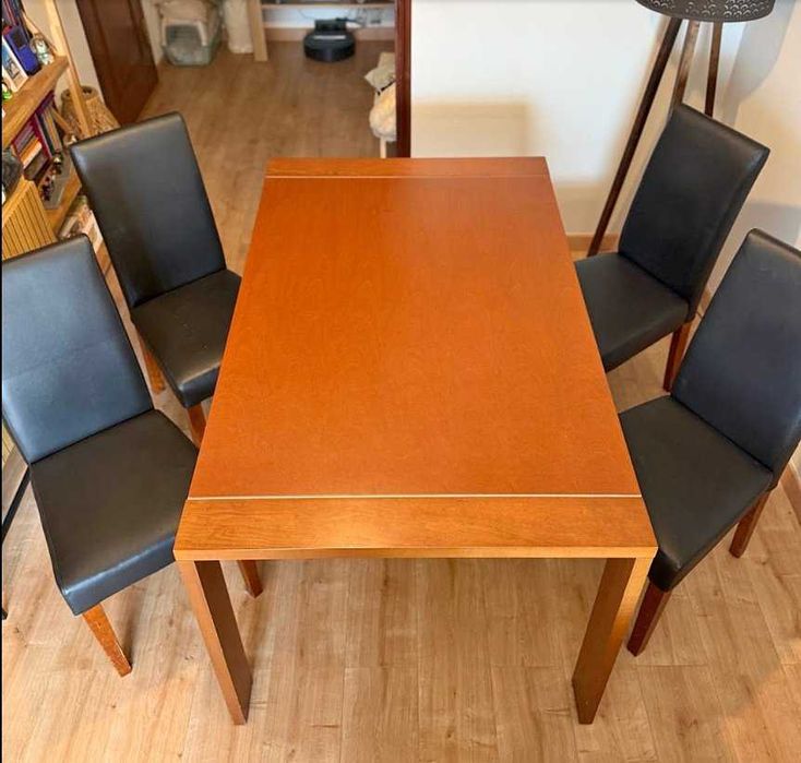 Mesa de madeira cerejeira com 4 cadeiras...