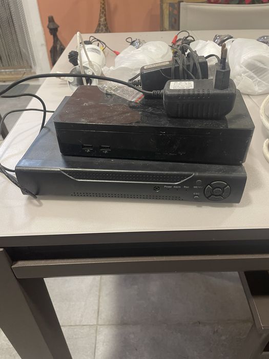 11 Câmaras de Vigilância + carregadores extra + cabos + gravador