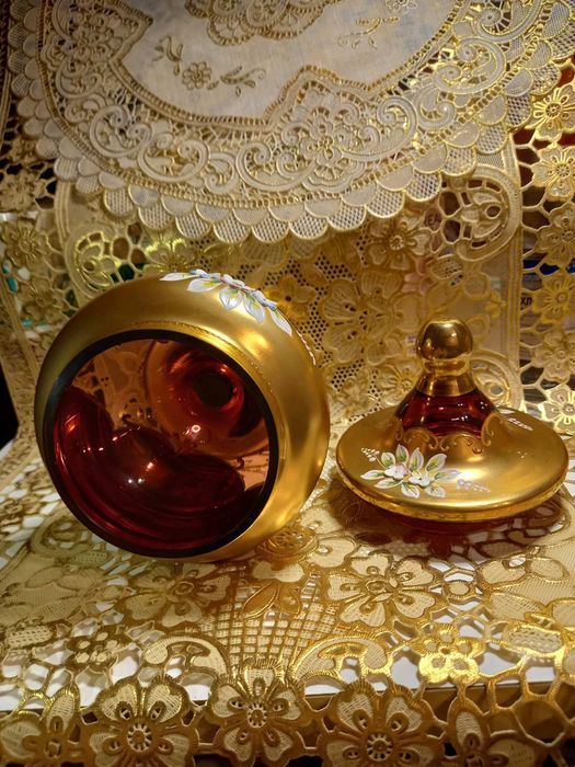 Подарочные предметы из стекла  : шкатулка, вазочки,конфетница.,.