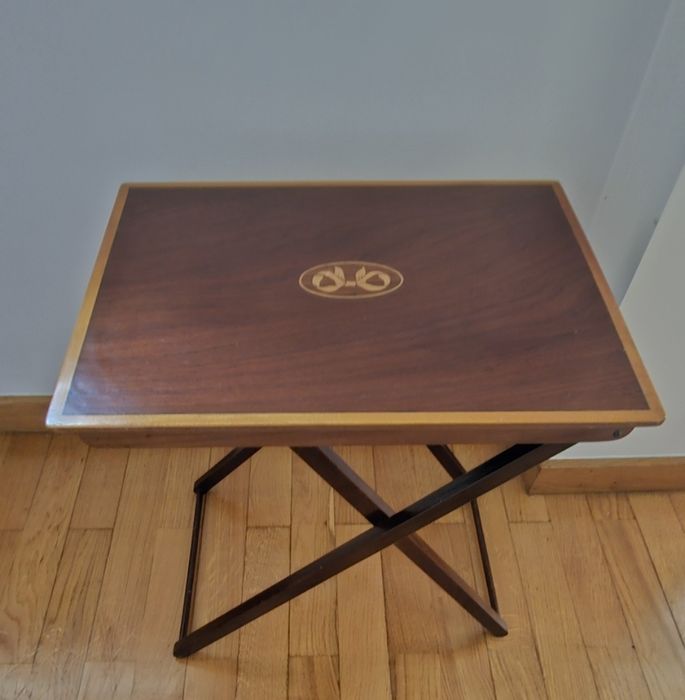 Mesa de apoio e porta revistas