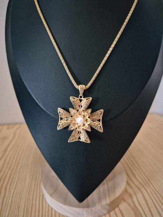 Fio com pendente cruz prata dourada