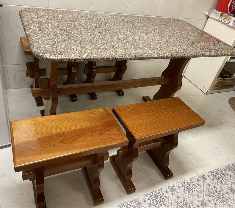 Mesa em Madeira Maciça e Pedra Mármore com 4 bancos tudo como Novo 123cmx63cmx74 Altura