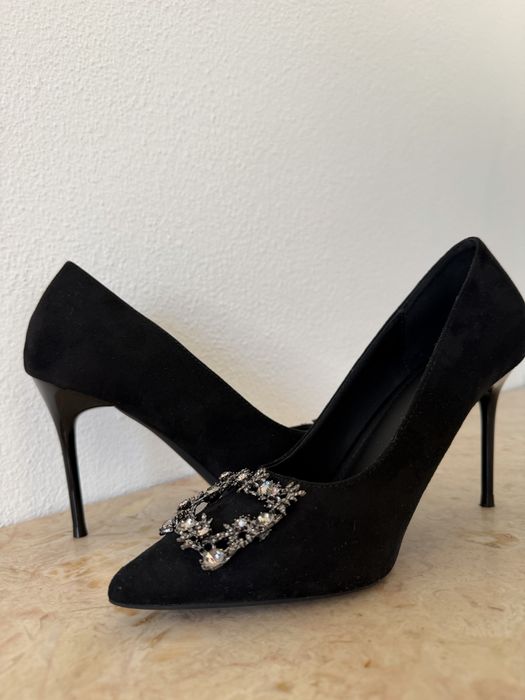 Vendo salto preto tamanho 38 NUNCA USADO. Não entrego.