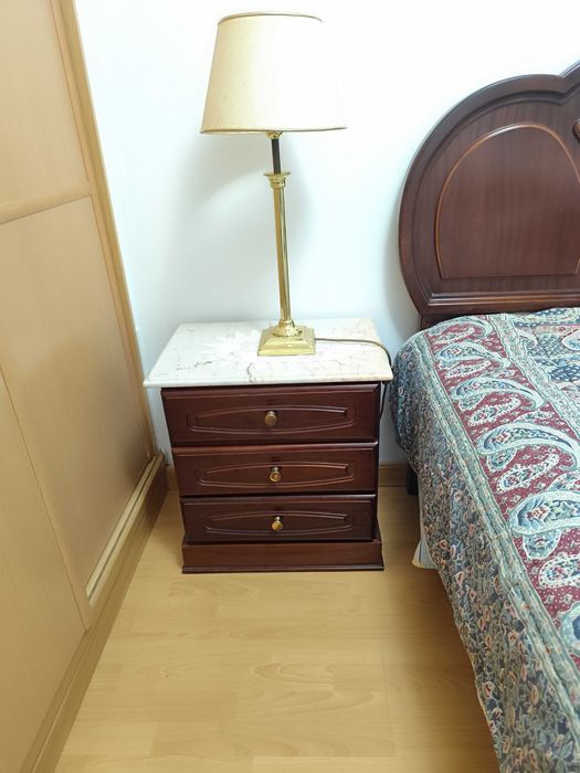 Quarto de cama Cama, Cómoda, duas mesas de cabeceira, colchão ortopédico
