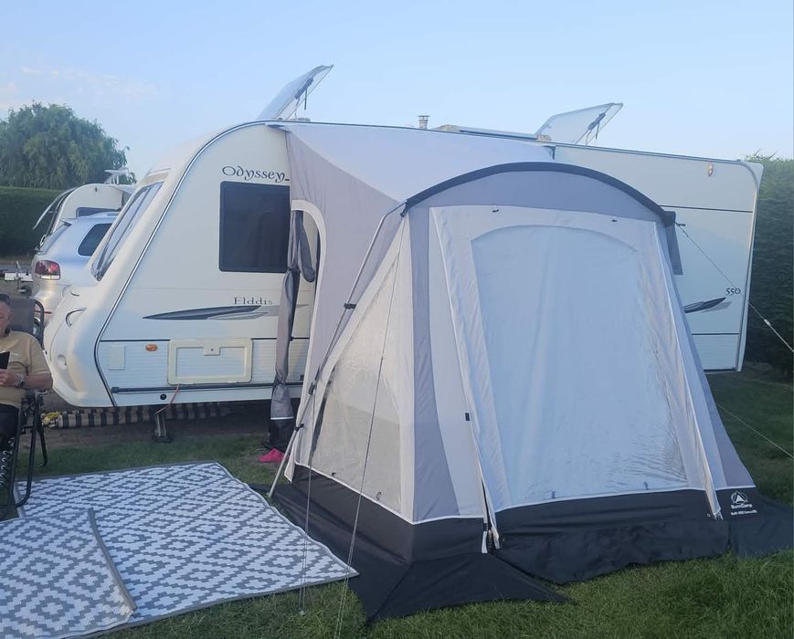 Caravana Elddis cama em ilha