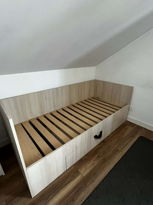 Łóżko bez materaca  jednoosobowe.