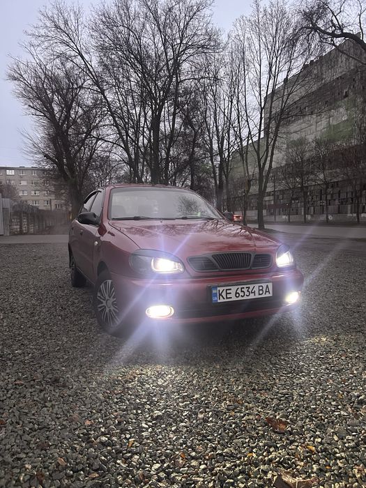 Авто Ланос SE в дуже гарному стані!Мотор 1,6 працює як на бензині так і на газу добре,не димить.Газ 4 вписан в ТП.Кондиціонер працює відмінно.Ходова вся була перебрана до гвинта.По кузову без корозії та дірок,є не виликі сліди експлуатації.Стоять лінзи,музика,передні електропідіймачі,гідропідсилювач,нова зимова гума,2 ключа,охайний салон.