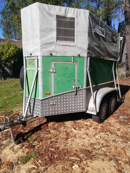 Reboque para transporte de cavalos