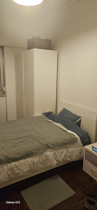 Alugo quarto com cama .roupeiro televisao
