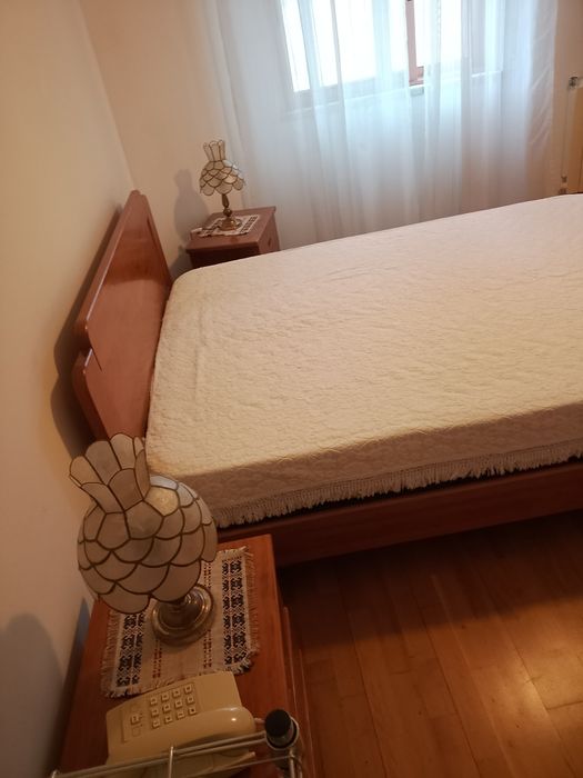 Conjunto de quarto de casal em madeira – estilo vintage