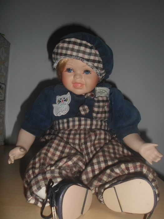 boneca menino com loiça em porcelana muito bonito