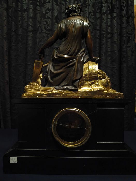 Francuski zegar kominkowy, brąz patynowany i złocony, na marmurze