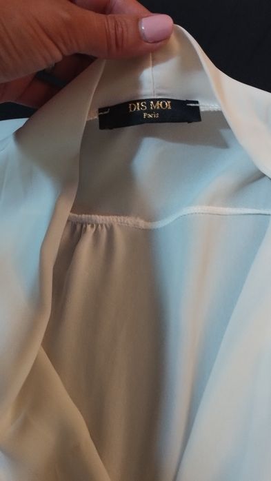 Blusas leves manga comprida creme e estampada