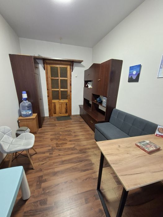 Кабінет в офісному приміщенні. Центр.