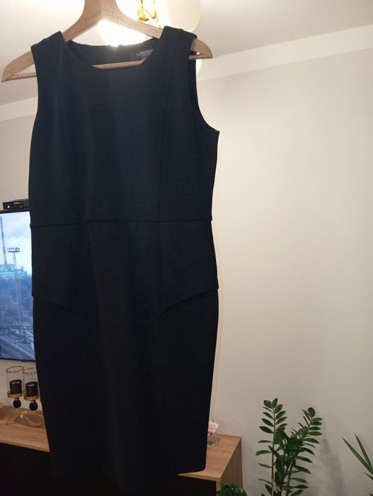 Czarna Sukienka na zamek