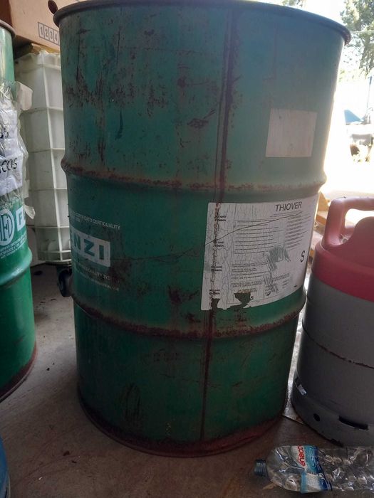 Bidons de ferro e cartão