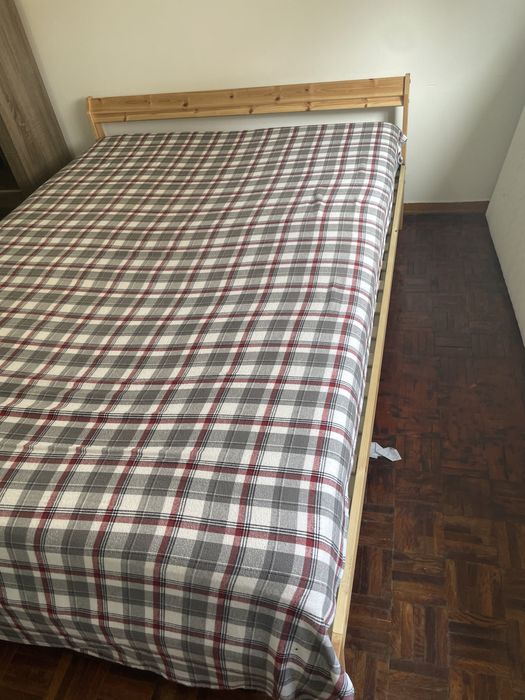 Vendo cama  de solteiro ikea, com estrado. Como nova .