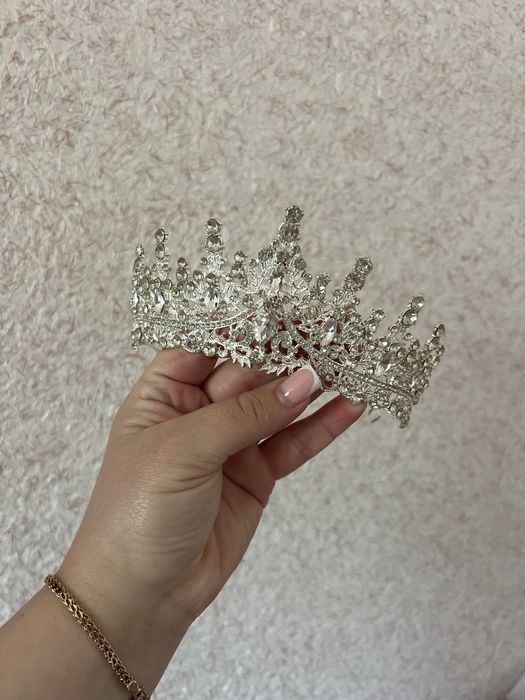 Продається королівська корона для весілля