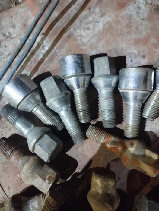 Болты колесные. Мерс.