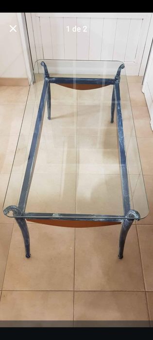 Mesa de centro em ferro forjado com tampo em vidro