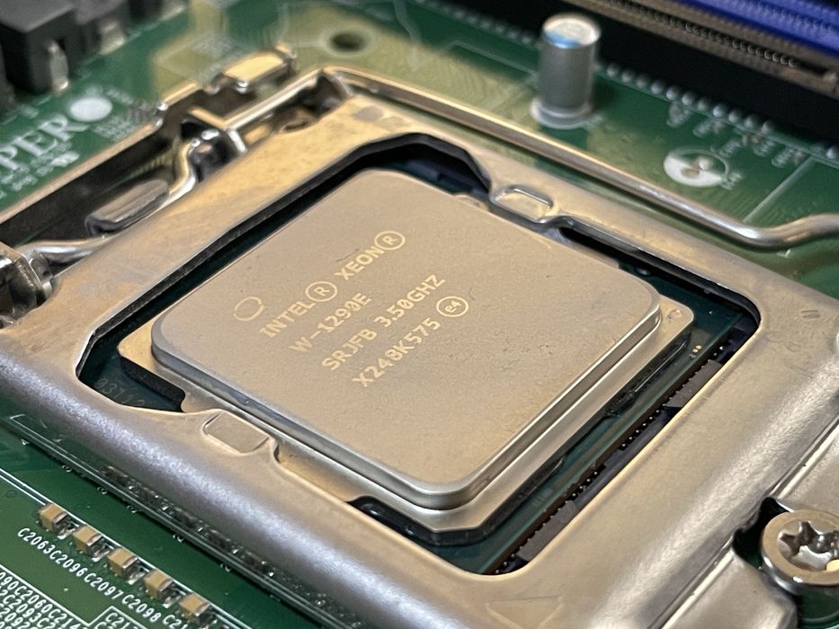 Потужний комплект Xeon w1290e + SM X12SCZ-TLN4F